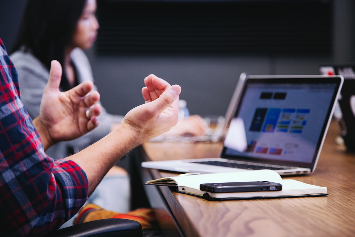 Earn track roundtable workshop with professionals discussing AI income strategies
